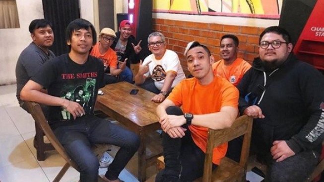 Rian D'Masiv dan teman-teman JakMania [Instagram/rianekkypradipta]