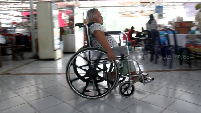 Pedagang penyandang disabilitas menunggu pembeli di Lokasi Binaan (Lokbin) Cililitan, Jakarta, Rabu (10/7). [Suara.com/Arief Hermawan P]