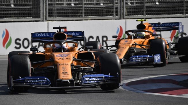 Pebalap McLaren asal Spanyol, Carlos Sainz Jr, berada di depan rekan setimnya, Lando Norris, pada balapan F1 GP Azerbaijan di Sirkuit Baku, Minggu (28/4/2019]. [AFP/Alexander Nemenov]