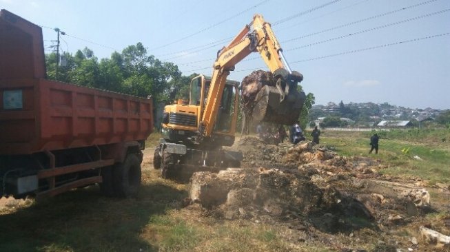 Limbah Misterius Pencemar PDAM Dievakuasi Pemkot Buru 