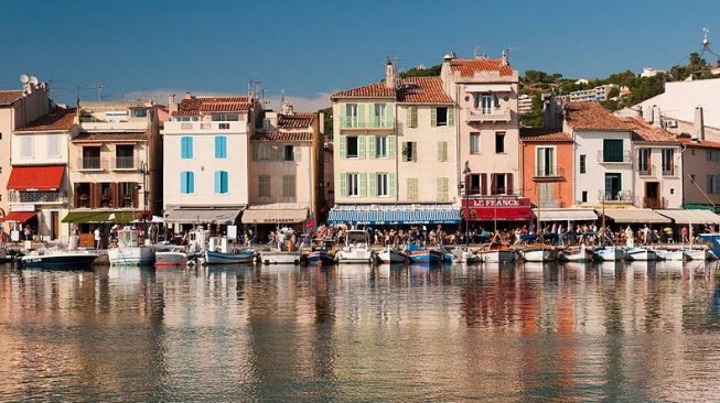 Sisir perairan sembari nikmati bangunan tua via Cassis, Provence (Wikimedia Commons Michal Osmenda)