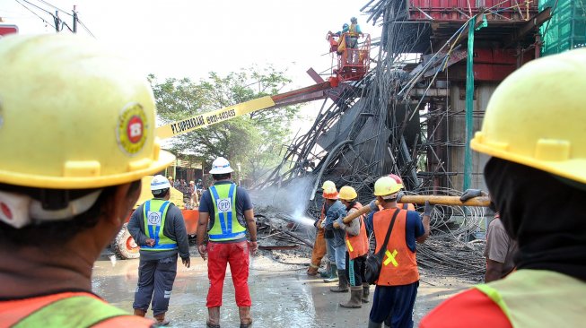 Sejumlah pekerja membersihkan material coran semen di lokasi ambruknya salah satu tiang penyangga proyek pembangunan Tol Bogor Outer Ring Road (BORR) Seksi IIIA simpang Yasmin-Semplak di jalan raya KH Sholeh Iskandar, Kelurahan Cibadak, Tanah Sareal, Kota Bogor, Jawa Barat, Rabu (10/7). [ANTARA FOTO/Arif Firmansyah]