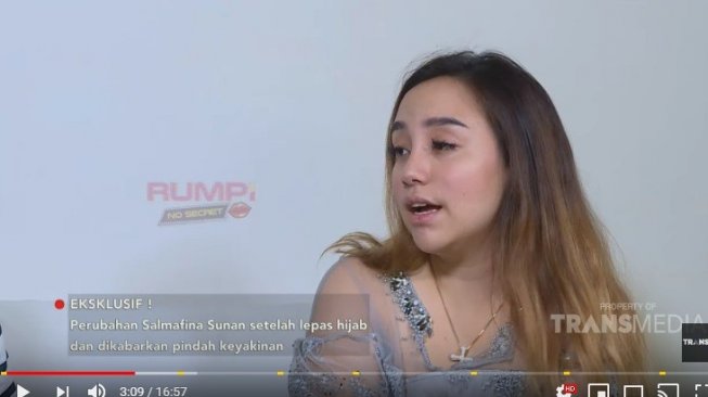 Salmafina Sunan saat diwawancara Feni Rose di acara Rumpi No Secret [YouTube/Trans TV Official]