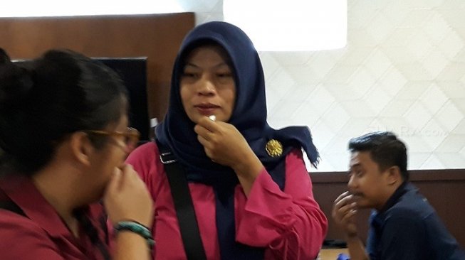 Baiq Nuril saat berkunjung ke anggota DPR RI terkait permohonan amnesti. (Suara.com/Novian).