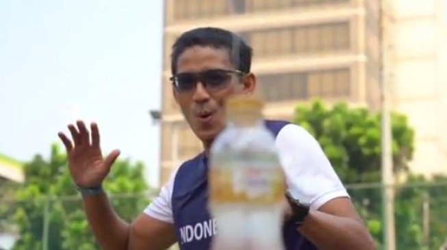 Sandiaga Uno Tantang Menteri Susi dan PM Kanada, Tendang Tutup Botol