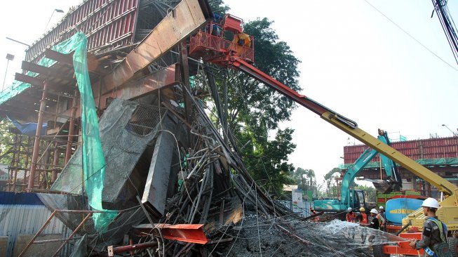 Sejumlah pekerja membersihkan material coran semen di lokasi ambruknya salah satu tiang penyangga proyek pembangunan Tol Bogor Outer Ring Road (BORR) Seksi IIIA simpang Yasmin-Semplak di jalan raya KH Sholeh Iskandar, Kelurahan Cibadak, Tanah Sareal, Kota Bogor, Jawa Barat, Rabu (10/7). [ANTARA FOTO/Arif Firmansyah]