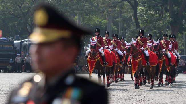 Sejumlah anggota TNI-Polri tampil dalam perayaan HUT Bhayangkara ke-73 di Kawasan Monas, Jakarta, Rabu (10/7). [Suara.com/Arief Hermawan P]