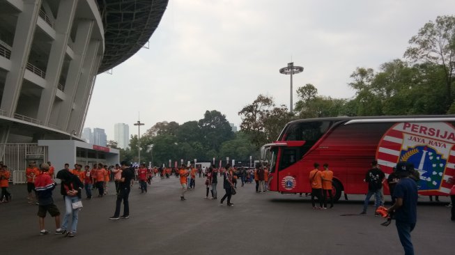 Kelompok suporter Persija Jakarta, Jakmania mulai memadati Stadion Utama Gelora Bung Karno (SUGBK), Senayan, Jakarta menjelang laga Persija vs Persib Bandung. Rabu (10/7/2019). (Suara.com / Adie Prasetyo)   