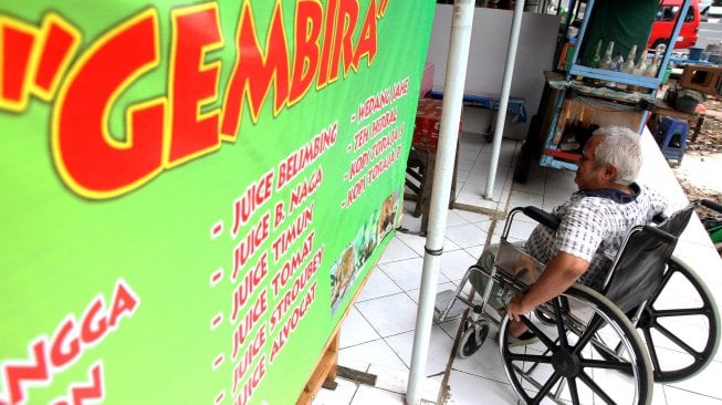 Pedagang penyandang disabilitas menunggu pembeli di Lokasi Binaan (Lokbin) Cililitan, Jakarta, Rabu (10/7). [Suara.com/Arief Hermawan P]