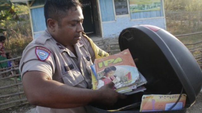 Pak Polisi Ini Keren, Motor Dinasnya Jadi Sumber Ilmu