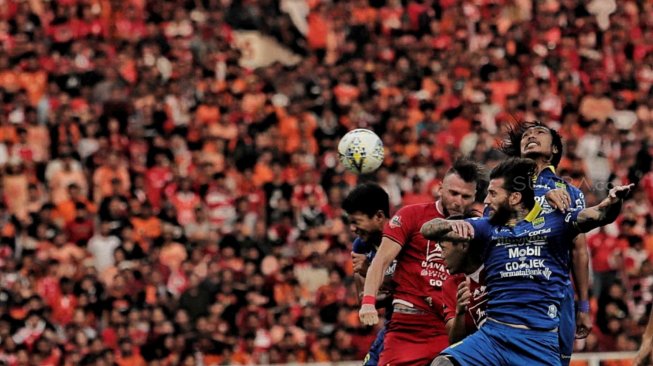 Striker Persija Jakarta Marko Simic berduet dengan pesepakbola Persib Bandung di Stadion Utama Gelora Bung Karno (SUGBK), Senayan, Jakarta, Rabu (10/7). (Suara.com/Muhaimin A Untung)