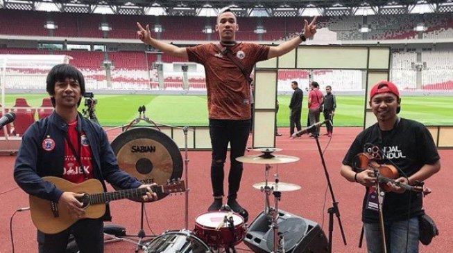 Rian D'Masiv dan Ikmal Tobing Ramaikan Laga Persija vs Persib