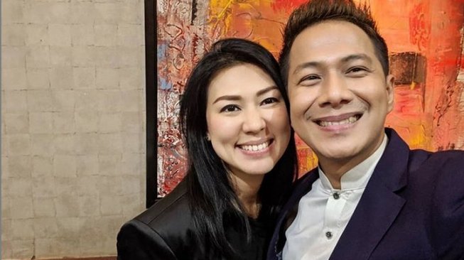 Delon Thamrin bersama pacar barunya,  Aida Noplie Chandra. [Instagram]