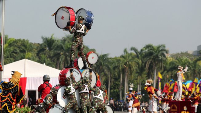 Sejumlah anggota TNI-Polri tampil dalam perayaan HUT Bhayangkara ke-73 di Kawasan Monas, Jakarta, Rabu (10/7). [Suara.com/Arief Hermawan P]