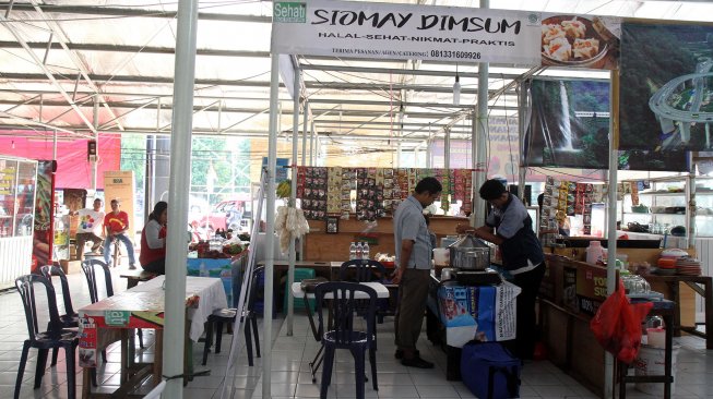 Pedagang penyandang disabilitas menunggu pembeli di Lokasi Binaan (Lokbin) Cililitan, Jakarta, Rabu (10/7). [Suara.com/Arief Hermawan P]