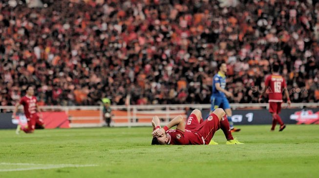 Pesepakbola Persija Jakarta Marko Simic  kecewa saat ditahan imbang Persib Bandung di Stadion Utama Gelora Bung Karno (SUGBK), Senayan, Jakarta, Rabu (10/7). (Suara.com/Muhaimin A Untung)