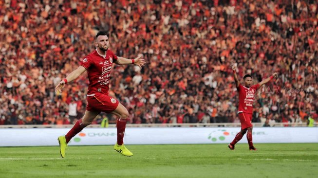 Striker Persija Jakarta Marko Simic merayakan golnya ke gawang Persib Bandung di Stadion Utama Gelora Bung Karno (SUGBK), Senayan, Jakarta, Rabu (10/7). (Suara.com/Muhaimin A Untung)