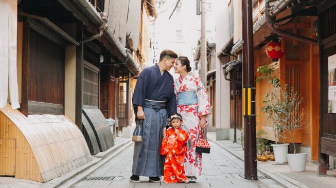 Chelsea Olivia dan Glenn Alinskie menghabiskan liburan musim panas ke Kyoto. (Dok. Sweet Escape)