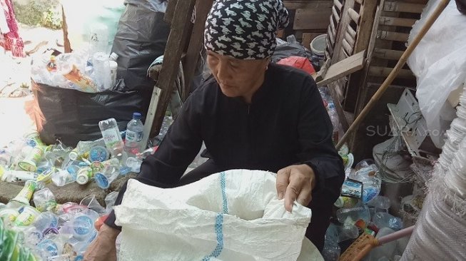 Maryani, wanita renta yang pergi haji dari hasil mengumpulkan barang rongsokan. (Suara.com/Rambiga)