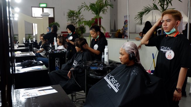 Adu Kreativitas, Puluhan Siswa Bersaing di Lomba Hairdressing LKS SMK 2019