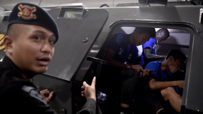 Pesepak bola Persib Bandung berada dalam kendaraan taktis Barracuda milik Kepolisian usai pertandingan melawan Persija Jakarta di Stadion Utama Gelora Bung Karno (GBK), Senayan, Jakarta, Rabu (10/7). [ANTARA FOTO/M Risyal Hidayat]