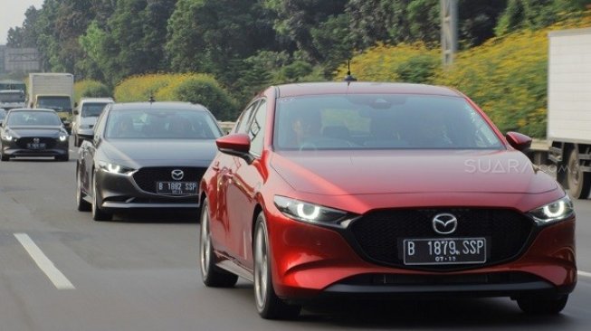 Iring-iringan Mazda 3 dalam test drive di Ibu Kota dan sekitarnya [Suara.com/Manuel Jeghesta Nainggolan].