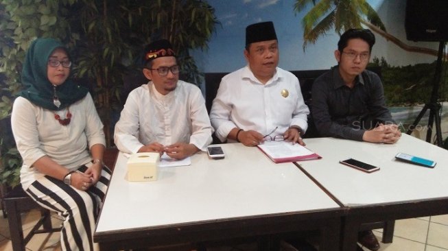 Tim Pengacara Kenadziran Kesultanan Banten saat membacakan salinan putusan MA. (Suara.com/Yandhi)