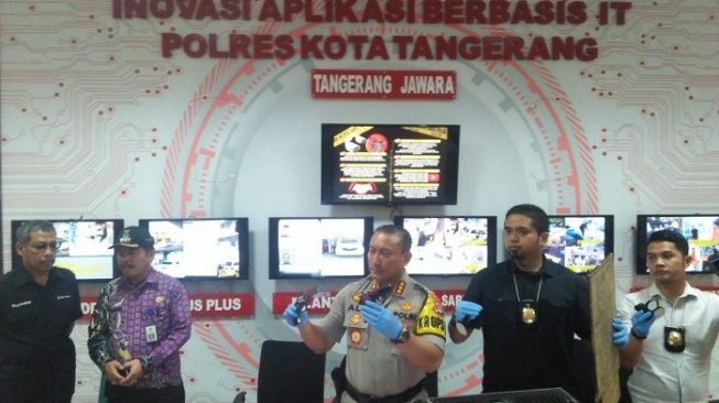 Polisi saat merilis kasus WN Malaysia yang merampok toko emas di Balaraja. (istimewa).