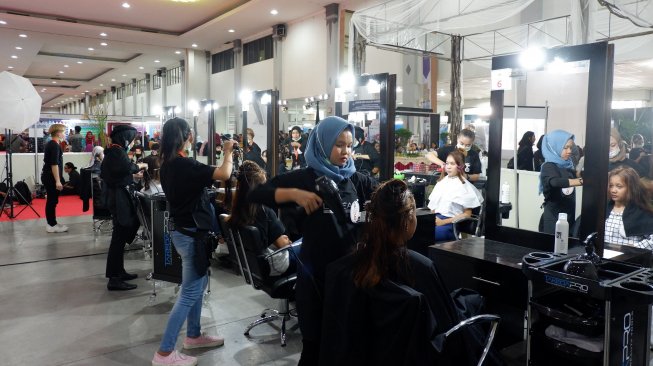 Lomba hairdressing di LKS SMK 2019. (Suara.com/Kintan Sekarwangi)