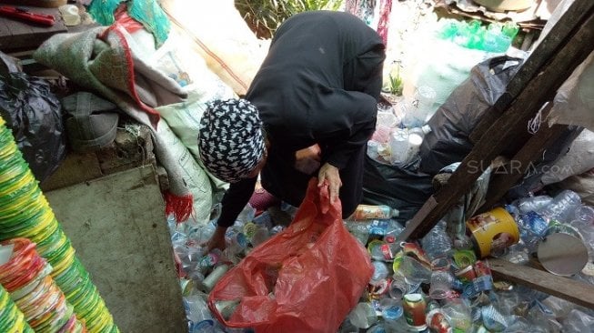 Maryani, wanita renta yang pergi haji dari hasil mengumpulkan barang rongsokan. (Suara.com/Rambiga)