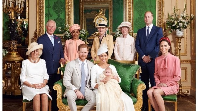 Foto keluarga Kerajaan Inggris saat pembaptisan bayi Archie. (Instagram/@sussexroyal)