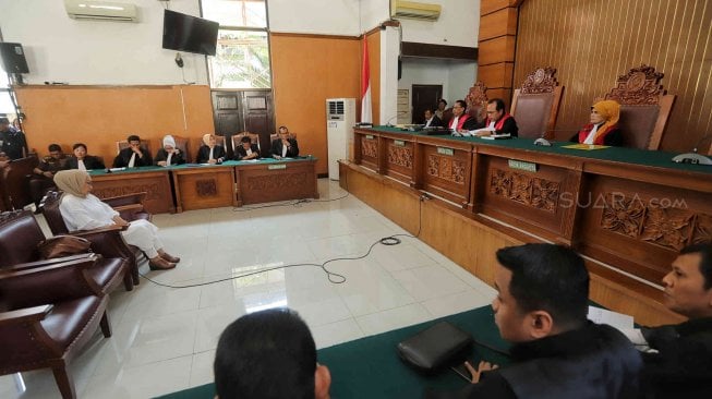 Terdakwa kasus dugaan penyebaran berita bohong atau hoaks penganiayaan Ratna Sarumpaet menjalani sidang putusan di Pengadilan Negeri Jakarta Selatan, Jakarta, Kamis (11/7). [Suara.com/Muhaimin A Untung]