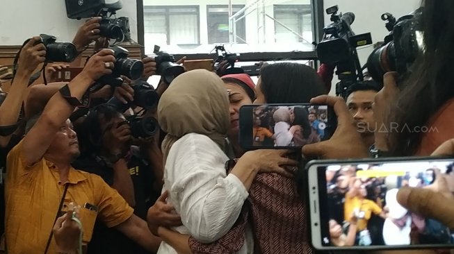 Peluk Keluarga Usai Divonis 2 Tahun Penjara, Ratna: Nanti Kita Ketemu Lagi