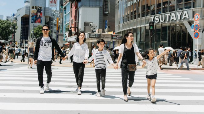 Joe Taslim dan keluarga menghabiskan liburan musim panas ke Tokyo. (Dok. Sweet Escape)