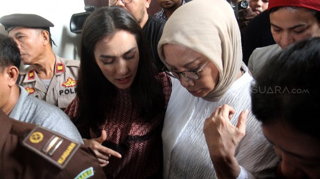 Atiqah Hasiholan mendampingi ibundanya Ratna Sarumpaet saat sidang putusan kasus dugaan penyebaran berita bohong atau hoaks di PN Jakarta Selatan, Kamis (11/7). [Suara.com/Arief Hermawan P]
