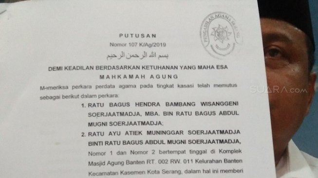 Tim Pengacara Kenadziran Kesultanan Banten saat membacakan salinan putusan MA. (Suara.com/Yandhi)