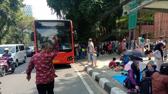 Menggelandang di Trotoar, Imigran di Kebon Sirih Siap Diangkut Pakai Busway