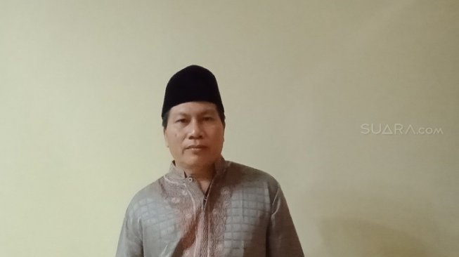 Harsono, warga Jember, Jatim bisa naik haji dari penghasilan menyapu dan dagang cilok. (Suara.com/Agung Kurniawan).