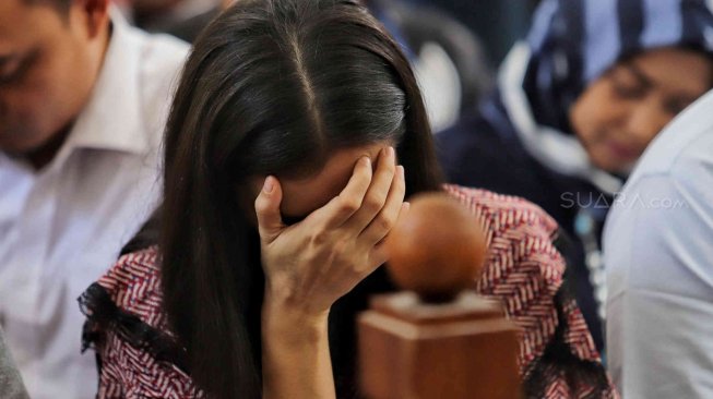 Atiqah Hasiholan mendampingi ibundanya Ratna Sarumpaet saat sidang putusan kasus dugaan penyebaran berita bohong atau hoaks di PN Jakarta Selatan, Kamis (11/7). [Suara.com/Arief Hermawan P]
