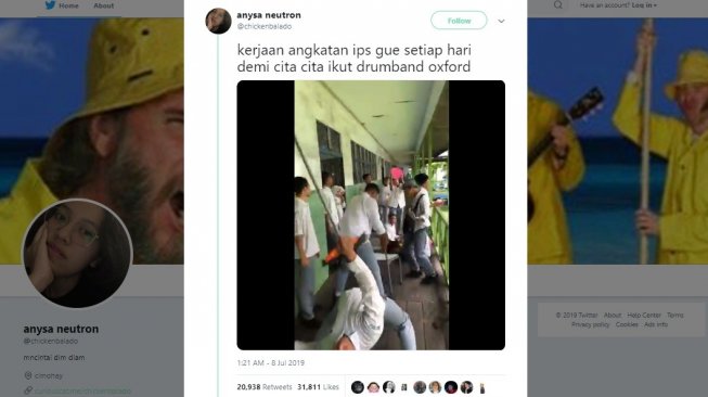 Niat Banget! Aksi Kocak Anak IPS Isi Waktu Luang Bikin Drumben