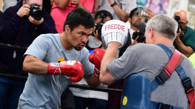 Ikon tinju asal Filipina, Manny Pacquiao (kiri), melakukan latihan terbuka untuk umum bersama sang pelatih, Freddie Roach, di California, AS, Rabu (10/7/2019). [AFP/Frederic J. Brown]