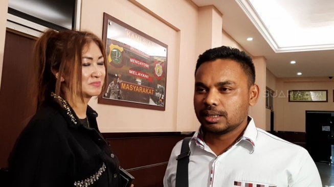 Zarima Mirafsur bersama kuasa hukumnya, Akhyar [Suara.com/Sumarni]