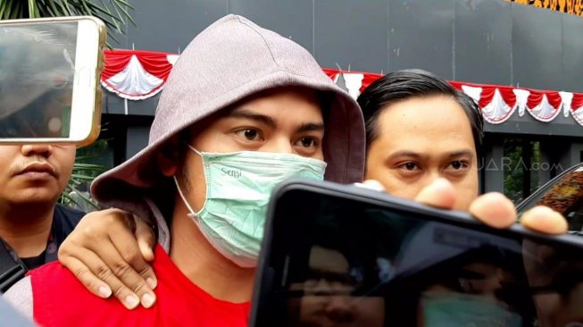 Galih Ginanjar di Polda Metro Jaya, Jumat (12/7/2019). [Revi Cofans Rantung/Suara.com]