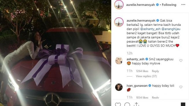 Aurel Hermansyah dihadiahi Mercedes Benz oleh Anang dan Ashanty. [instagram/aurelie.hermansyah]