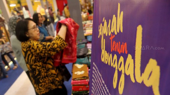 Pengunjung memadati pameran Karya Kreatif Indonesia (KKI) 2019 di JCC, Jakarta, Jumat (12/7). [Suara.com/Arief Hermawan P]