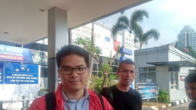 Ketua DPW PSI, Michael V. Sianipar saat membuat laporan di Polda Metro Jaya. (Suara.com/Arga).