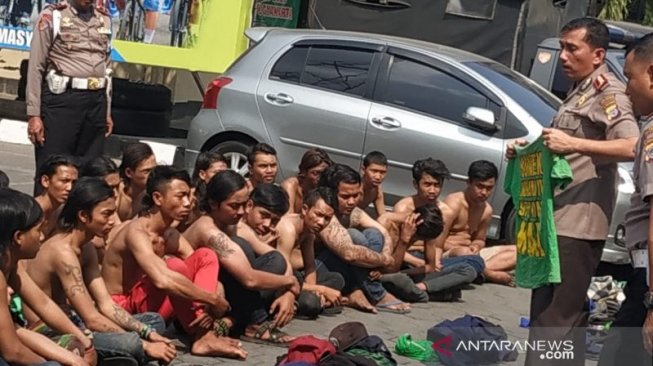 Kepolisian Resor Kota Yogyakarta mengamankan puluhan suporter Persebaya Surabaya yang dikenal sebagai "Bonek Mania" di Mapolresta Yogyakarta, Jumat. (FOTO ANTARA/Luqman Hakim) 
