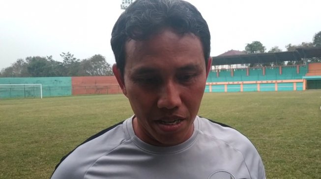 Pelatih timnas Indonesia U-16 Bima Sakti ditemui usai uji coba melawan PPLPD Bogor, Jumat (12/7/2019). [Suara.com/Adie Prasetyo]