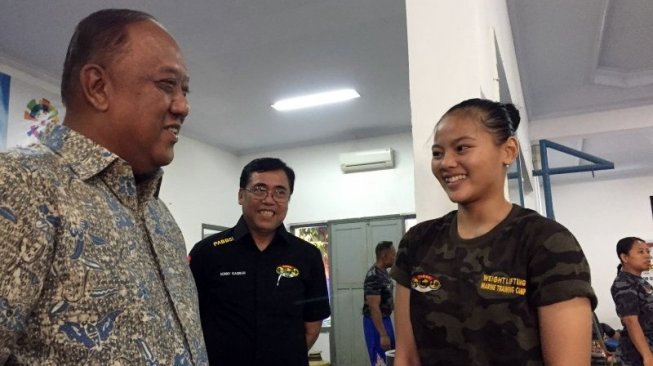 Ketua Umum KONI Pusat, Marciano Norman (kiri) berbincang dengan lifter Windy Cantika (kanan) di Pelatnas PB PABBSI, Jakarta, Jumat (12/7/2019). [Antara/Shofi Ayudiana]