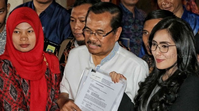 Terpidana kasus pelanggaran Undang-Undang Informasi dan Transaksi Elektronik (UU ITE), Baiq Nuril, Jaksa Agung HM Prasetyo dan Anggota DPR Fraksi PDI Perjuangan Rieke Diah Pitaloka saat di Kejaksaan Agung RI, Jakarta, Jumat (12/7). [Suara.com/Muhaimin A Untung]